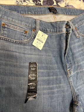 J. Crew Women’s Mid-Rise Flare Crop Jeans in Light Blue Wash. (NWT)